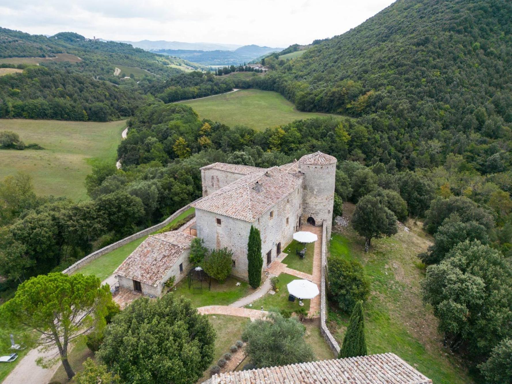 Castello Valenzino Bed & Breakfast Antognola Eksteriør bilde