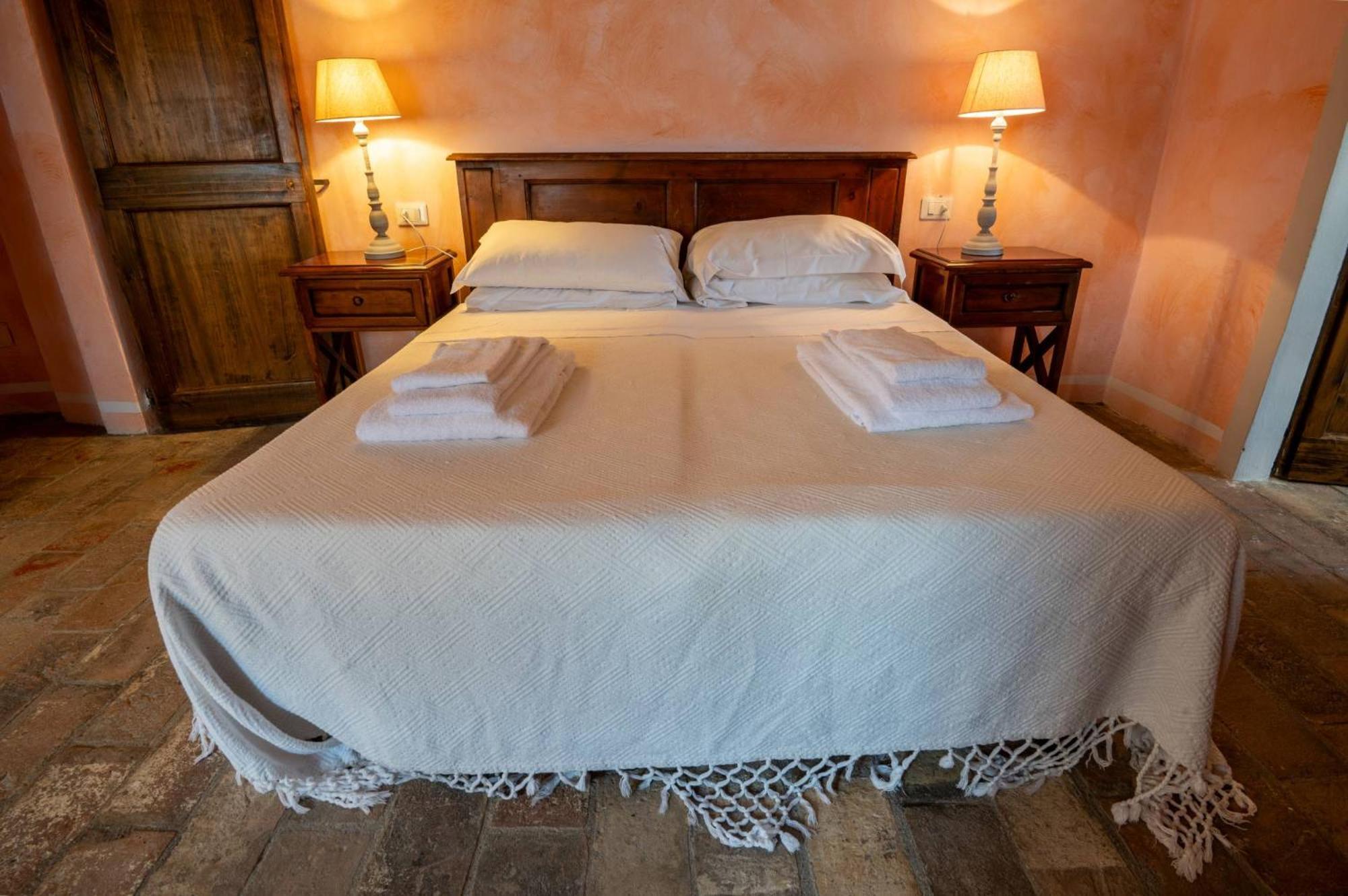 Castello Valenzino Bed & Breakfast Antognola Eksteriør bilde
