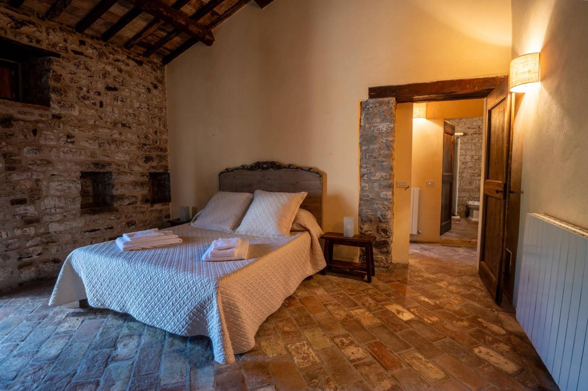 Castello Valenzino Bed & Breakfast Antognola Eksteriør bilde