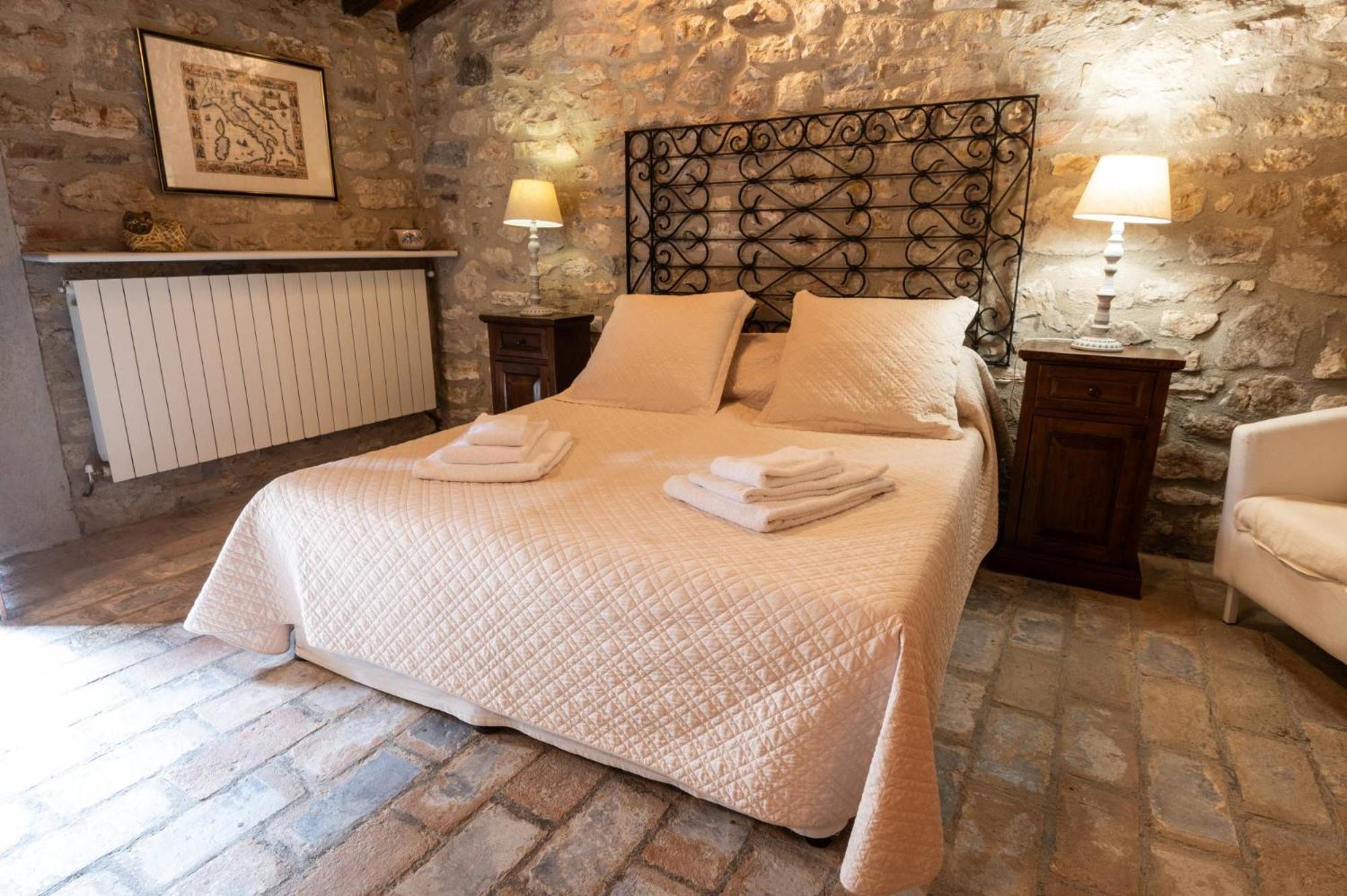 Castello Valenzino Bed & Breakfast Antognola Eksteriør bilde
