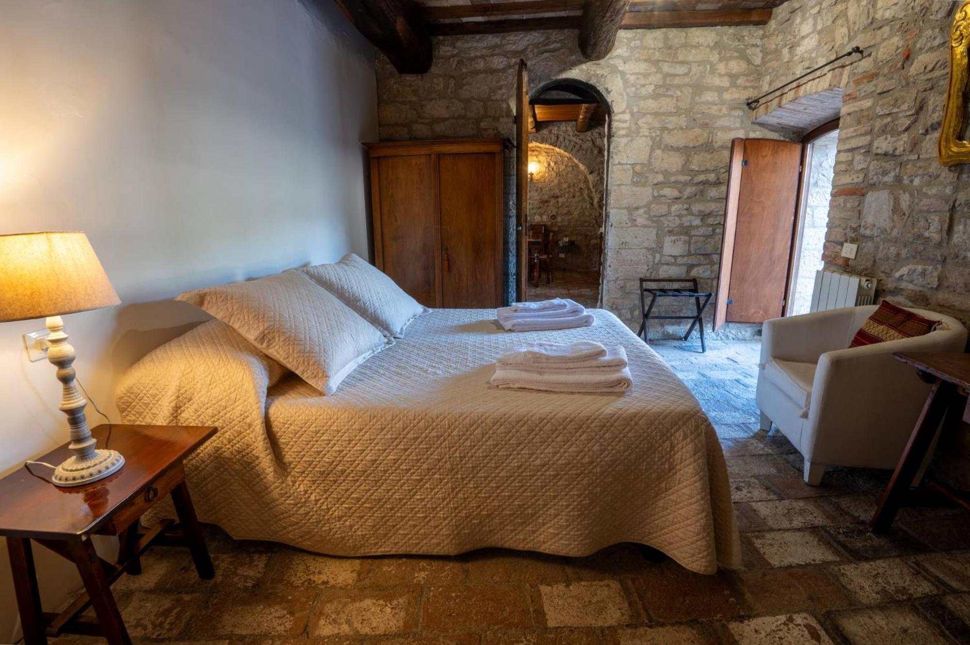 Castello Valenzino Bed & Breakfast Antognola Eksteriør bilde