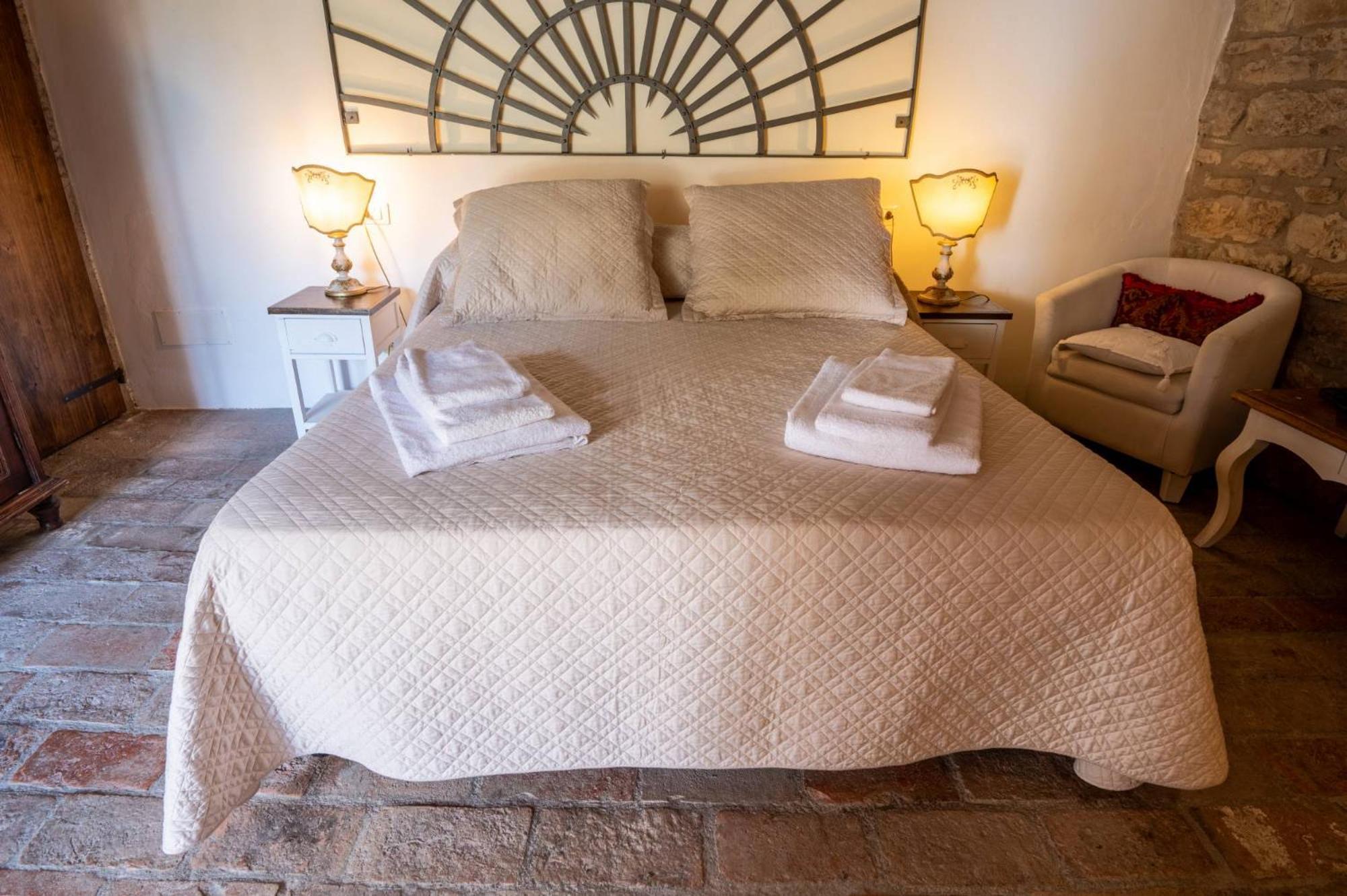 Castello Valenzino Bed & Breakfast Antognola Eksteriør bilde